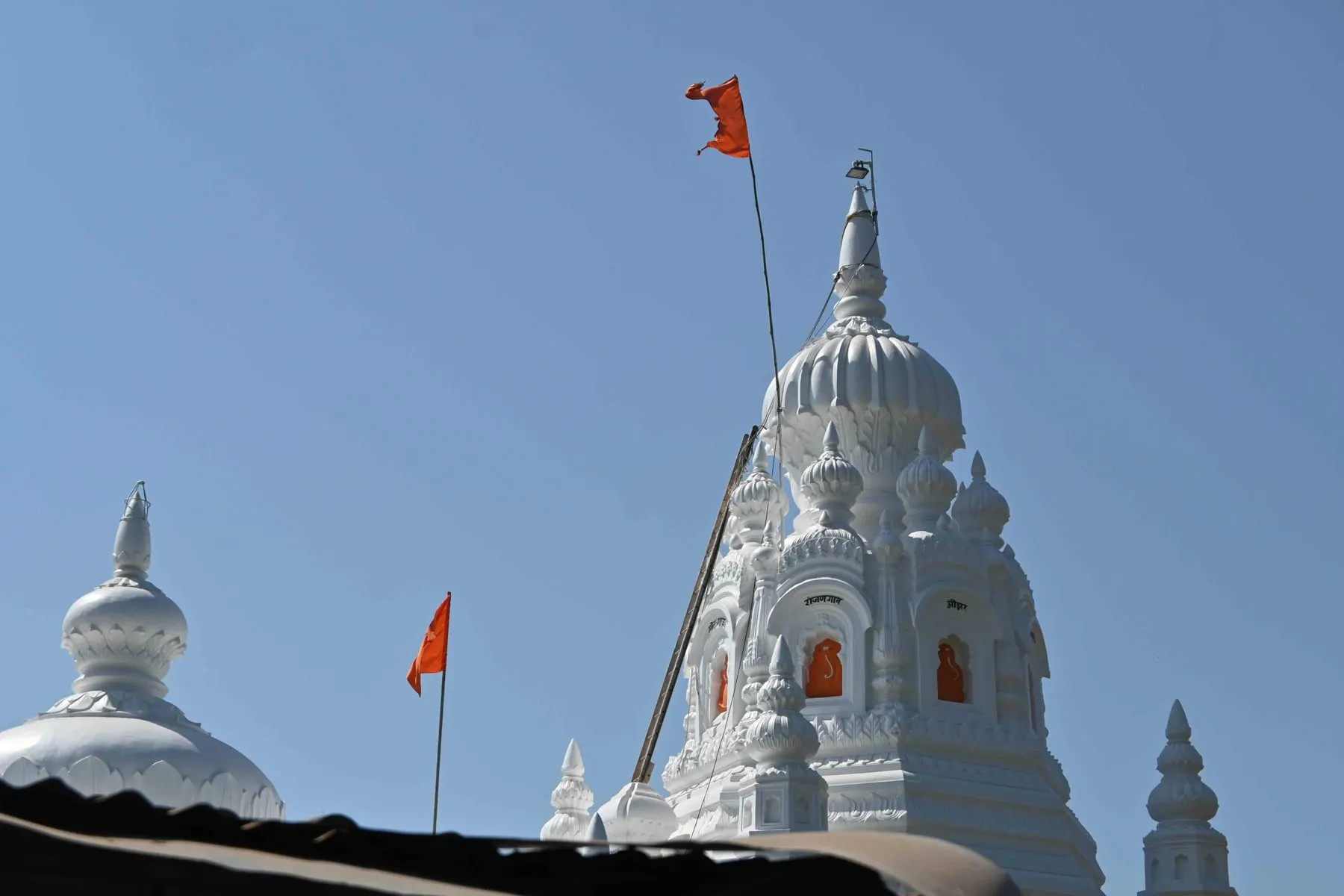 आंजर्ले येथील कड्यावरचा गणपती मंदिराचे निळ्या आकाशातील पांढरे शिखर