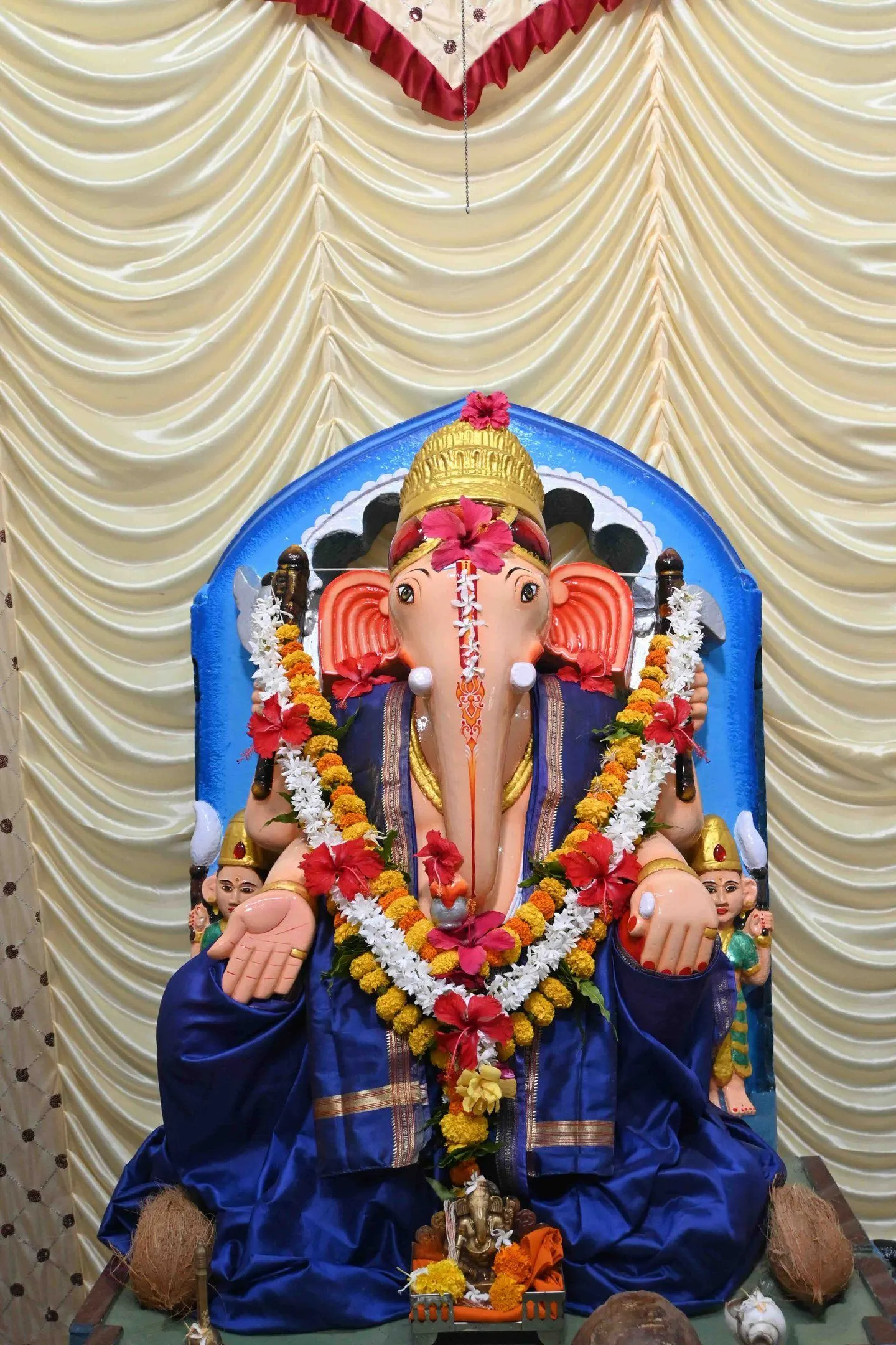 The decorated right-trunk Ganesha idol at Kadyavarcha Ganpati temple